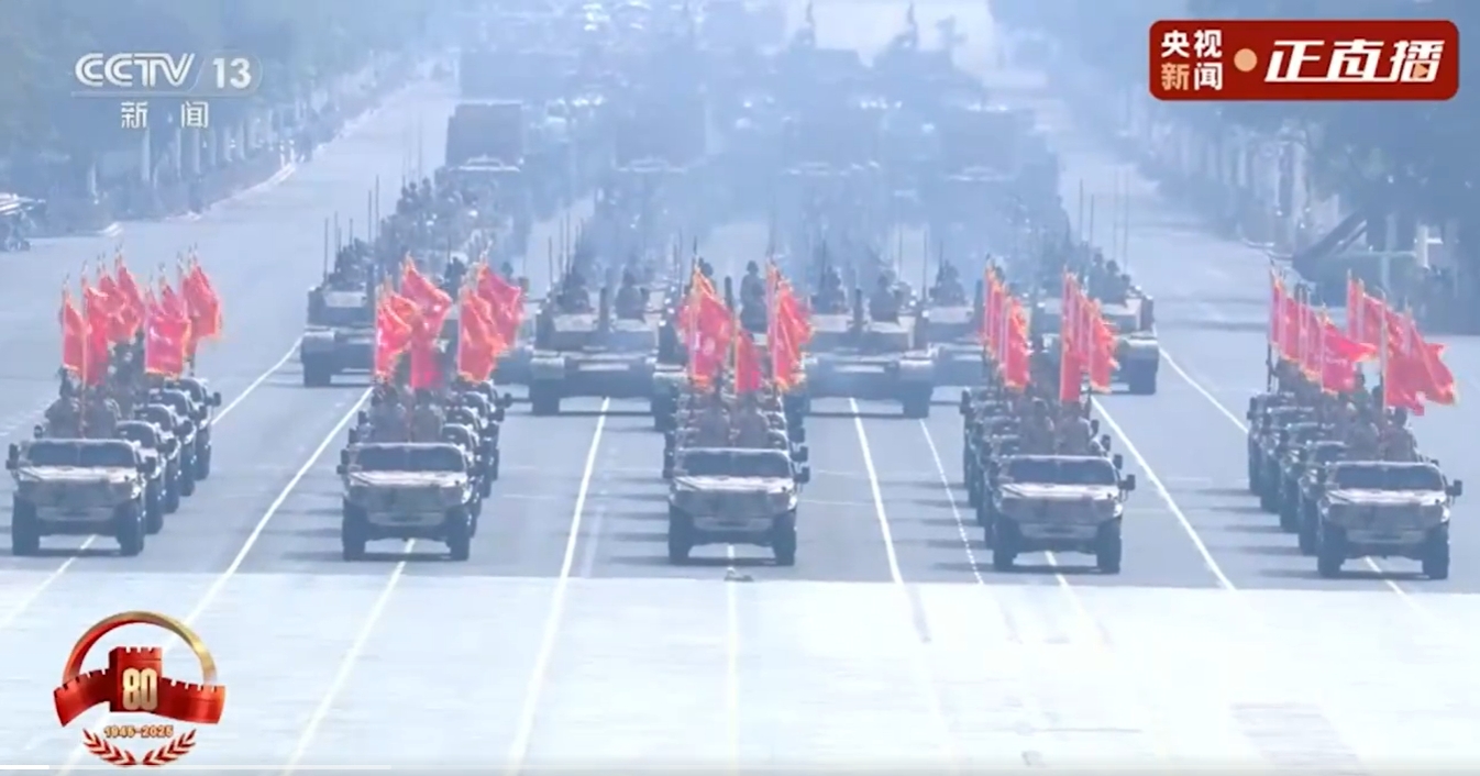 Ces 115 véhicules militaires Dongfeng Mengshi sur le terrain de parade sont originaires du Hubei!