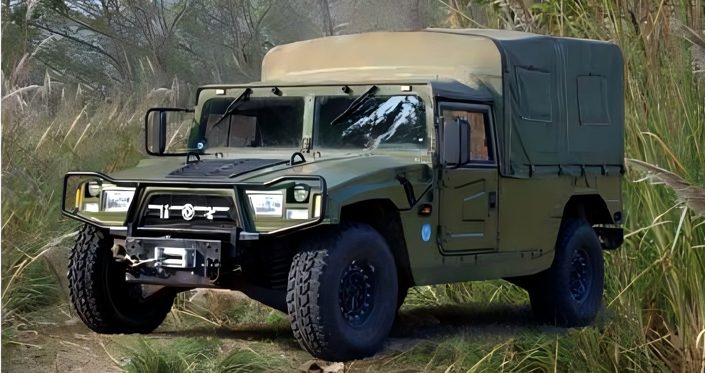 Véhicule militaire hors route à toit souple (HMMWV)