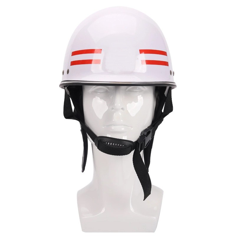Casque de pompier en gros de feu en vrac